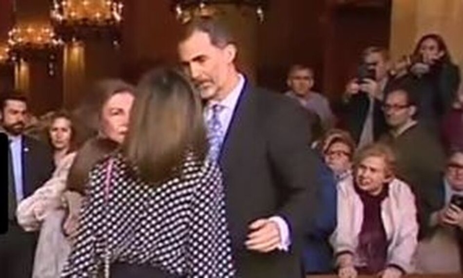 Casa real española protagoniza inusual incidente en misa por Pascua