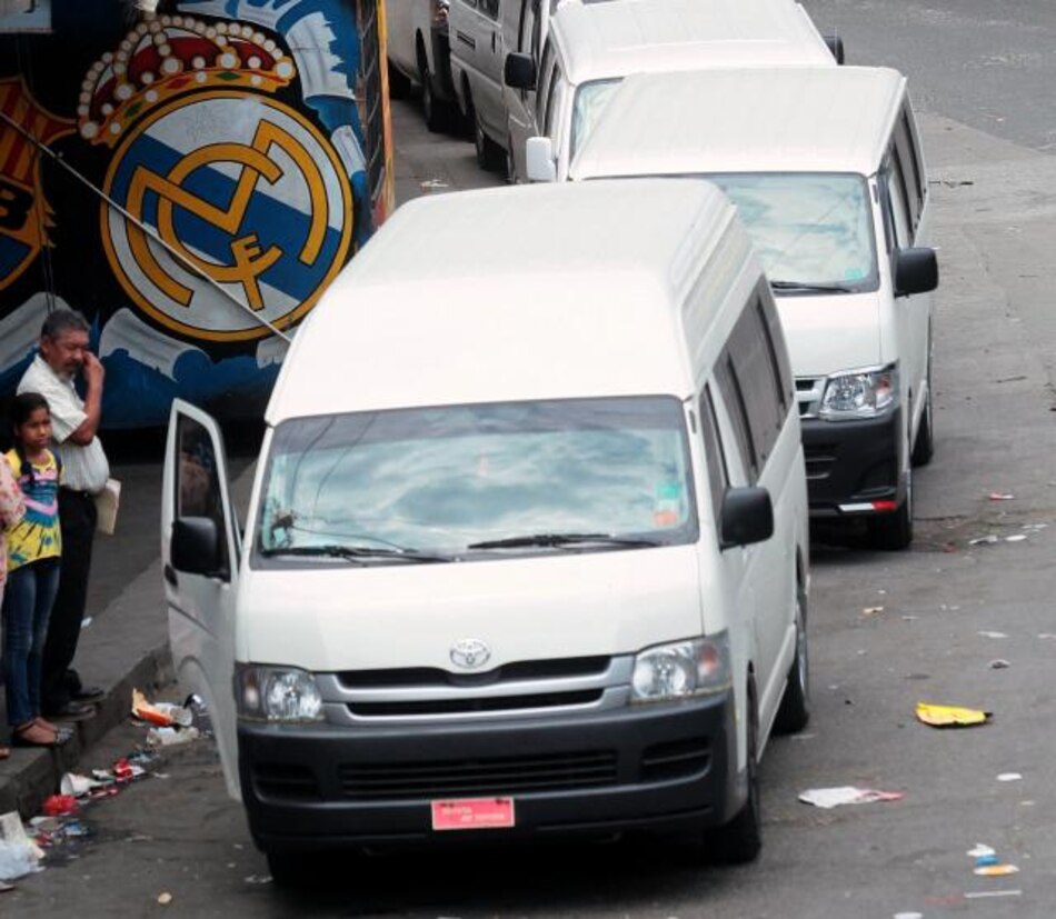 Tránsito entrega 403 citaciones a conductores de buses piratas
