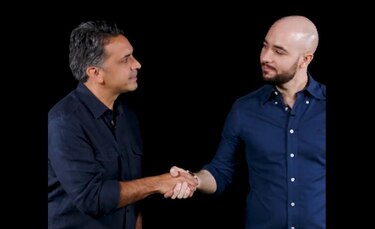 El apretón de manos entre Ricardo Lombana y Edison Broce que confirma su alianza