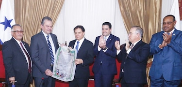 Entrega de reconocimiento al Dr. Rojas Pardini, por sus aportes en NeuroOrtodoncia