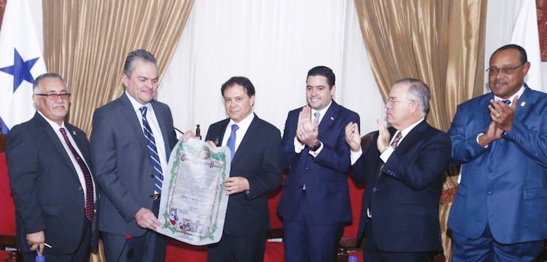 Entrega de reconocimiento al Dr. Rojas Pardini, por sus aportes en NeuroOrtodoncia