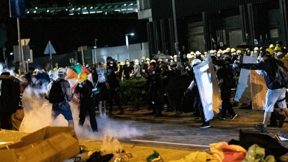 Policía de Hong Kong retoma el control del Parlamento