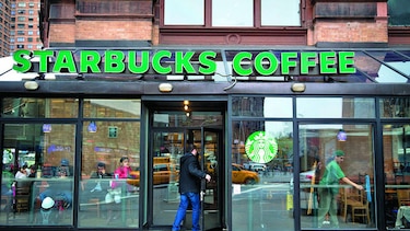 Starbucks y Airbnb responden a Trump