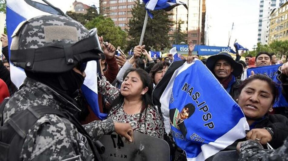 Tensión crece en Bolivia ante cuestionada ventaja de Evo Morales