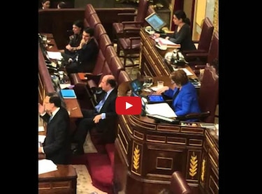 Video: Captan a vicepresidenta del congreso de España jugando Candy Crush durante discurso de Rajoy
