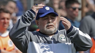 ‘Me duele el alma’, dice Maradona ante derrota de Gimnasia en su debut como DT