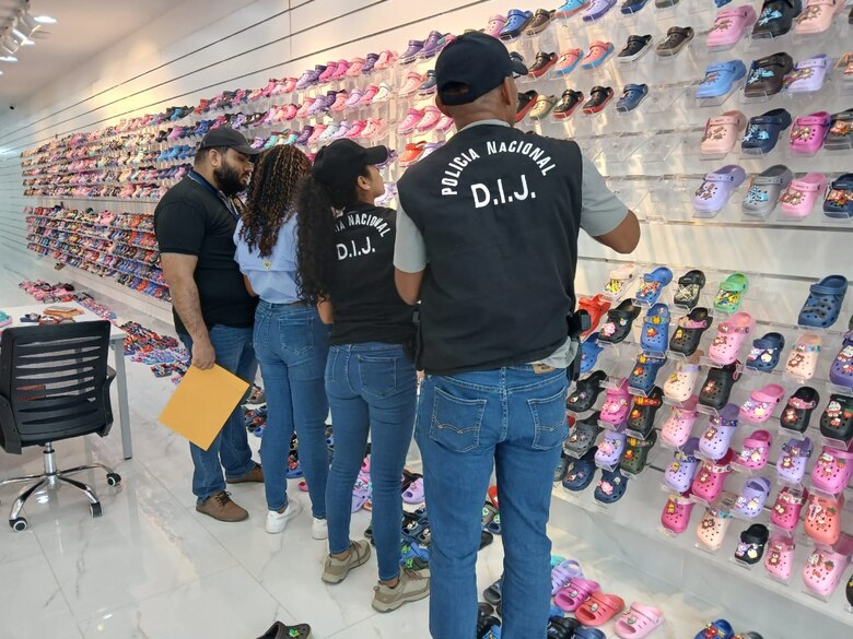Allanan tienda y bodega en Zona Libre de Colón; decomisan mercancía falsificada valorada en $5 millones