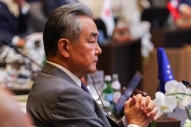 Canciller chino pide a Washington evitar la confrontación en reunión con empresas de Estados Unidos