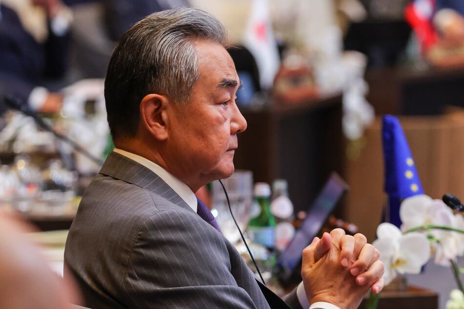 Canciller chino pide a Washington evitar la confrontación en reunión con empresas de Estados Unidos