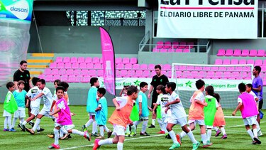 Instructores del Real Madrid entrenan a jóvenes panameños