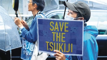 Manifestación en Tokio contra el traslado del mercado de pescado
