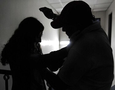 Cinco años de cárcel a hombre por violencia doméstica psicológica; juez conmuta pena por trabajo comunitario