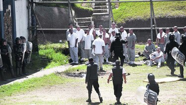 Motín en penal deja dos muertos
