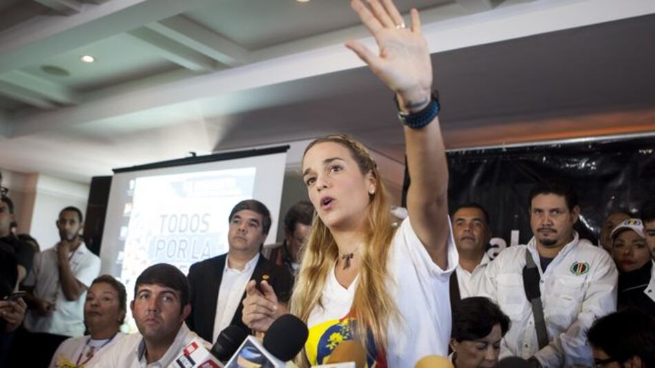Lilian Tintori denuncia que un avión con opositores sufrió sabotaje