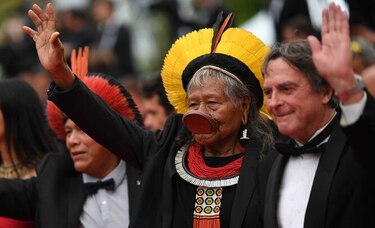 Líder indígena brasileño Raoni, en la alfombra roja de Cannes