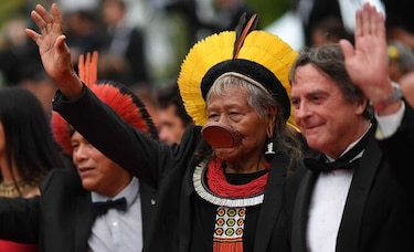Líder indígena brasileño Raoni, en la alfombra roja de Cannes