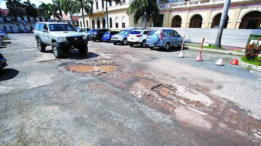 Estacionamientos con marcados daños