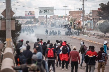 Miles de personas en Perú recuerdan a los fallecidos en las protestas de 2023