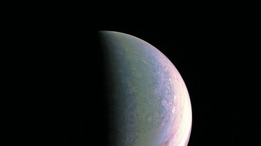 Sonda de la NASA envía imágenes de polos de Júpiter