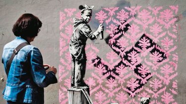 Banksy pinta París con murales sobre la inmigración