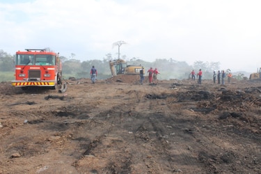 Bomberos sepultan basura en cerro Patacón para evitar combustión en zonas de incendios