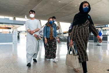 Afganos se apresuran a huir de los talibanes a días del fin de las evacuaciones