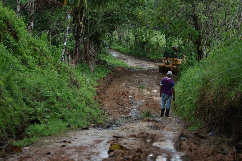 Avanza la rehabilitación de caminos en la cuenca del río Indio