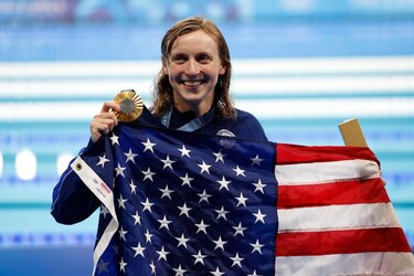 Katie Ledecky iguala a su compatriota Jenny Thompson como la nadadora con más oros olímpicos