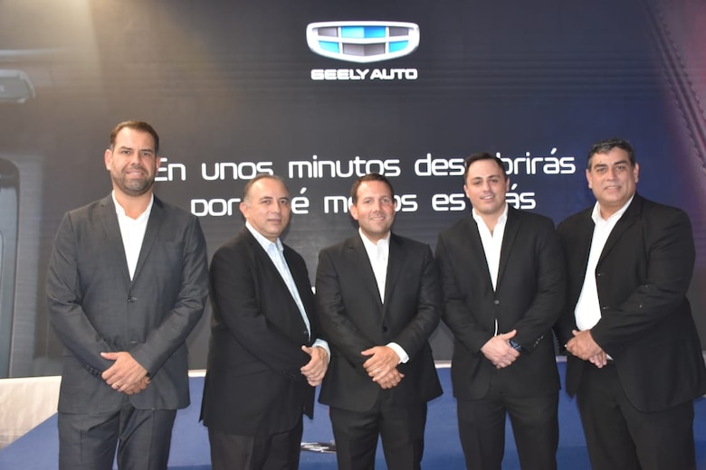 Geely inaugura su primer showroom en Panamá y lanza su nuevo SUV Azkarra, con tecnología híbrida ligera demostrando por qué menos, es más