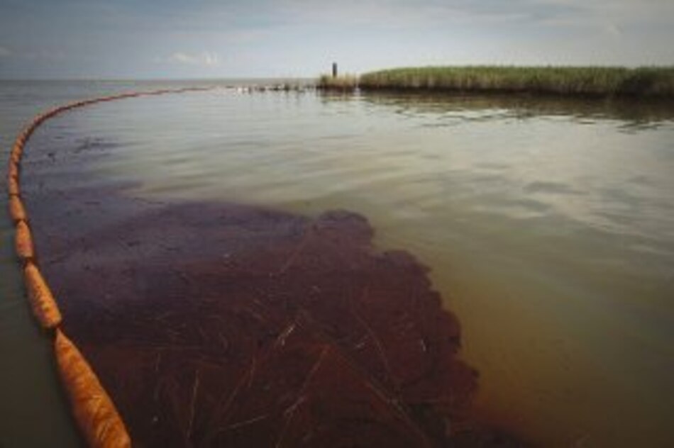 BP lucha para borrar mancha