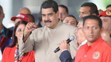Maduro entrega a Poder Electoral decreto de Constituyente en Venezuela
