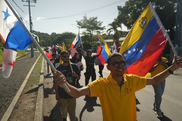 Organizaciones obreras y estudiantiles protestan ante la Embajada de Estados Unidos por la invasión