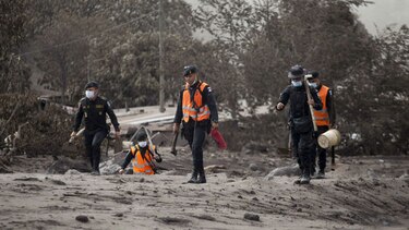 Suspenden búsqueda de desaparecidos en Guatemala tras erupción volcánica