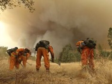 Un muerto y edificios destruidos por incendios en California
