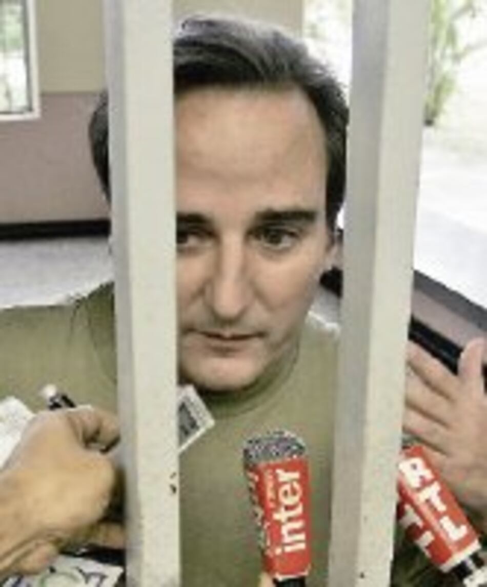 Esposo de Betancourt busca su rastro en la selva