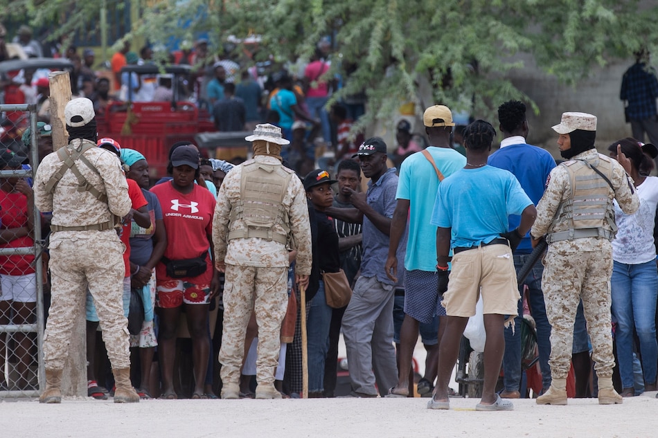 Camiones con cientos de haitianos expulsados por República Dominicana llegan a la frontera