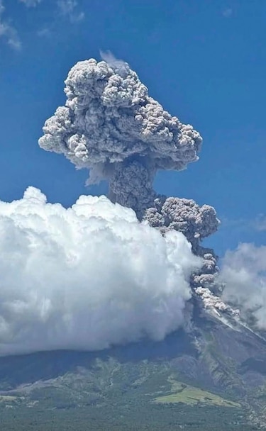 Filipinas evacúa a más de 1,100 familias tras erupción del volcán Mayón