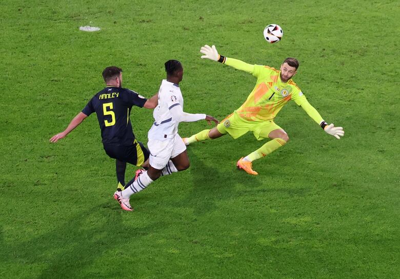 Escocia sigue con vida pese a empatar con Suiza