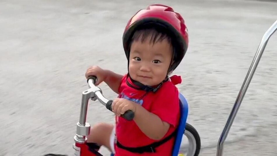 El niño de 3 años con una enfermedad rara que asombra a los médicos por su recuperación tras recibir una pionera terapia genética