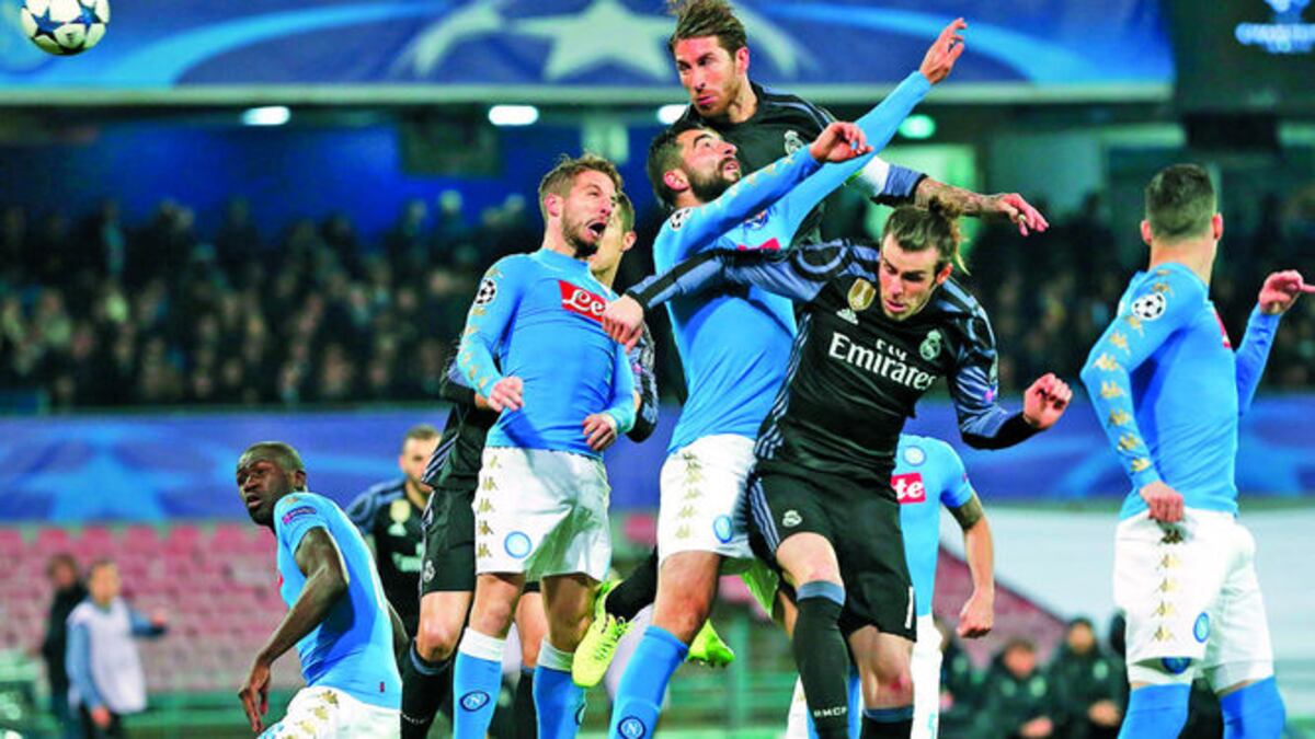 El español Sergio Ramos se levanta por encima de sus contrarios para marcar de cabeza al Nápoles.