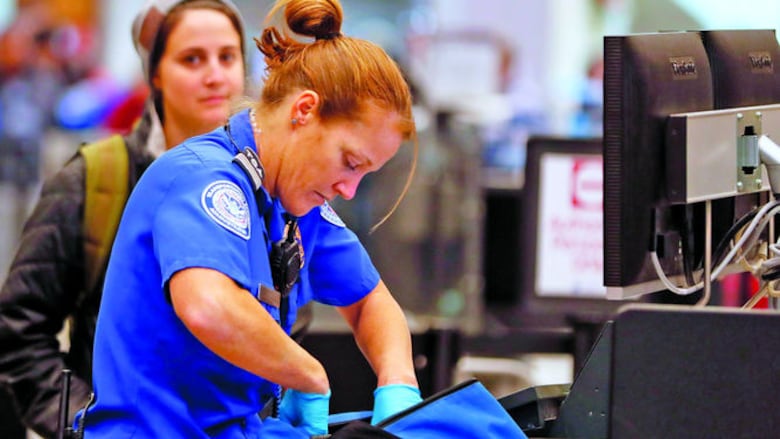Estados Unidos elimina la regla de quitarse los zapatos en los controles aeroportuarios; Panamá tampoco lo exigirá
