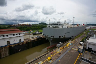 Canal de Panamá compensará reducción de tonelaje con alza de peajes