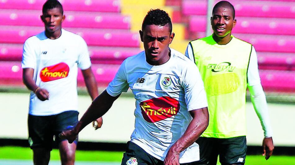 Bolillo prueba con su posible once titular