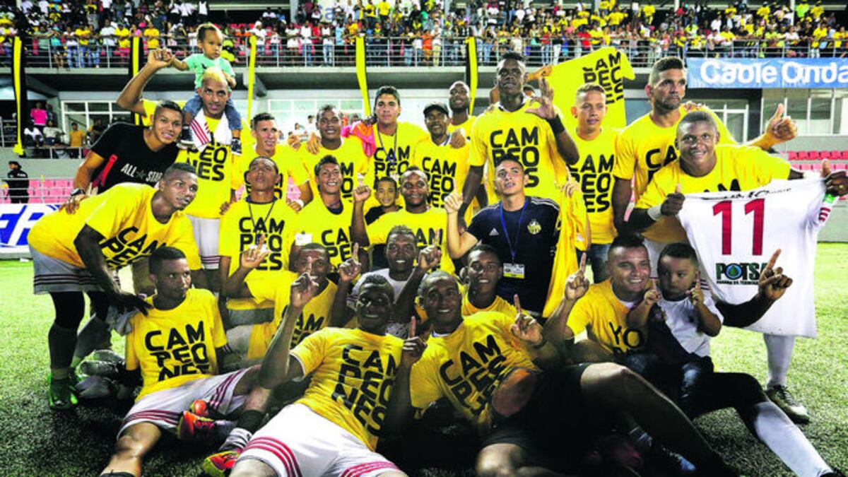 Jugadores del CAI posan al final del partido con una camiseta alusiva al campeón del torneo Clausura.