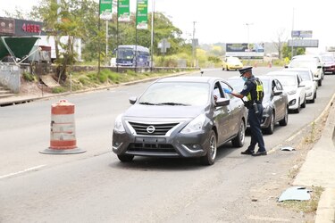 Suspenderán la licencia por 3 meses a los conductores que violen la cuarentena; una grúa se llevará el vehículo