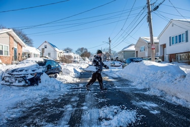 Tormenta invernal deja cortes de energía y escuelas cerradas en el noreste de Estados Unidos