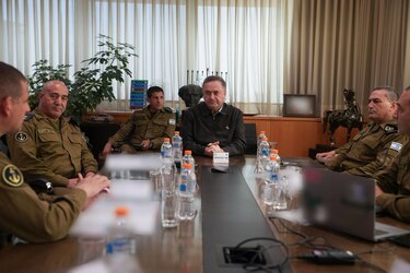Ejército israelí confirma haber atacado objetivos militares y nucleares en Irán