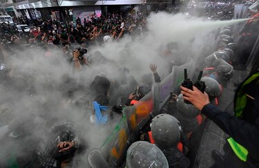 Mujeres gritan su indignación en palacio presidencial de México tras brutal feminicidio