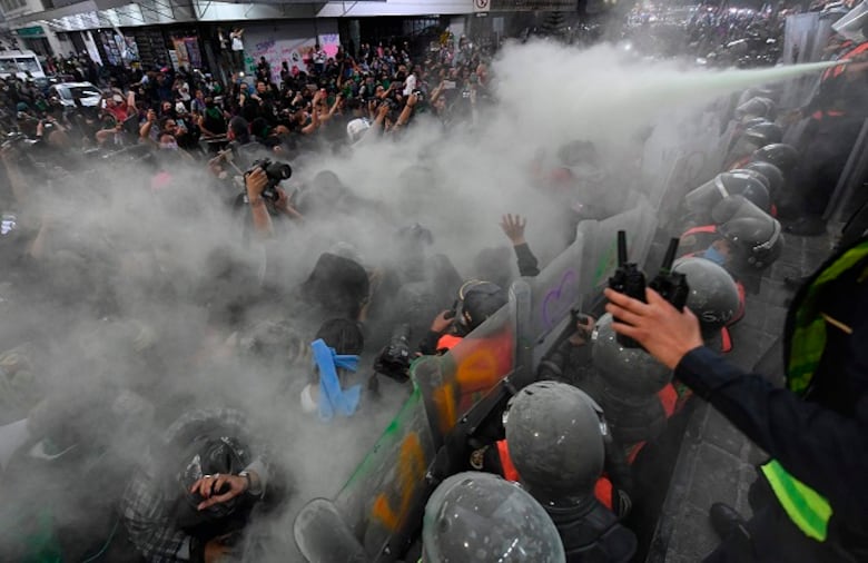 Mujeres gritan su indignación en palacio presidencial de México tras brutal feminicidio