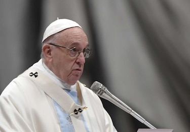 Papa Francisco abierto a la posibilidad de ordenar a hombres casados